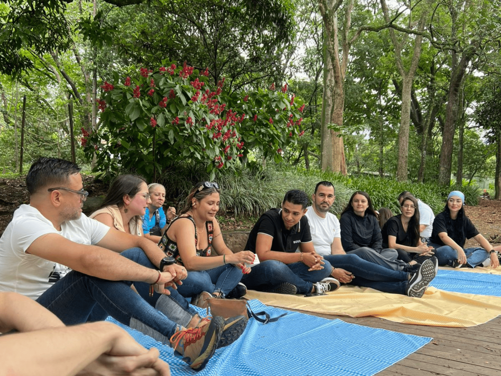 happy_market_almorzando_juntos-2-min-1