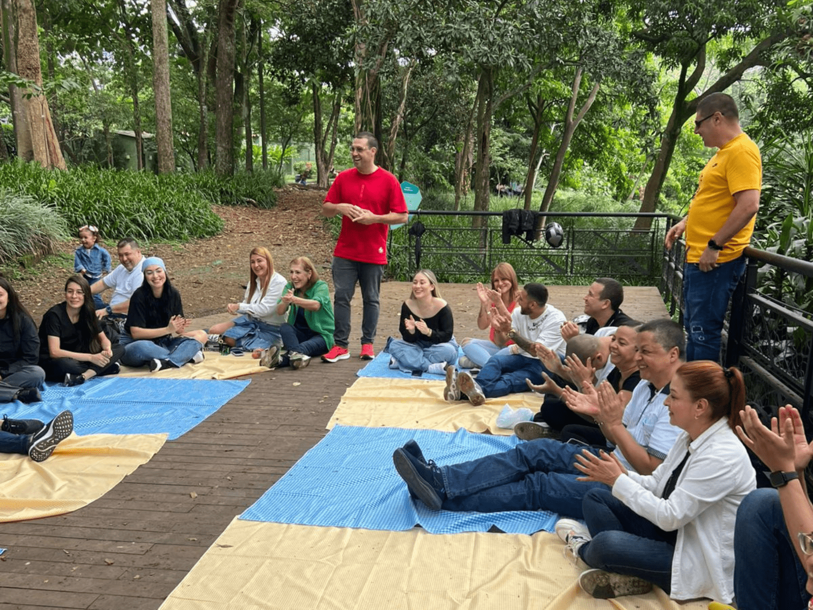 happy_market_almorzando_juntos-3-min-1